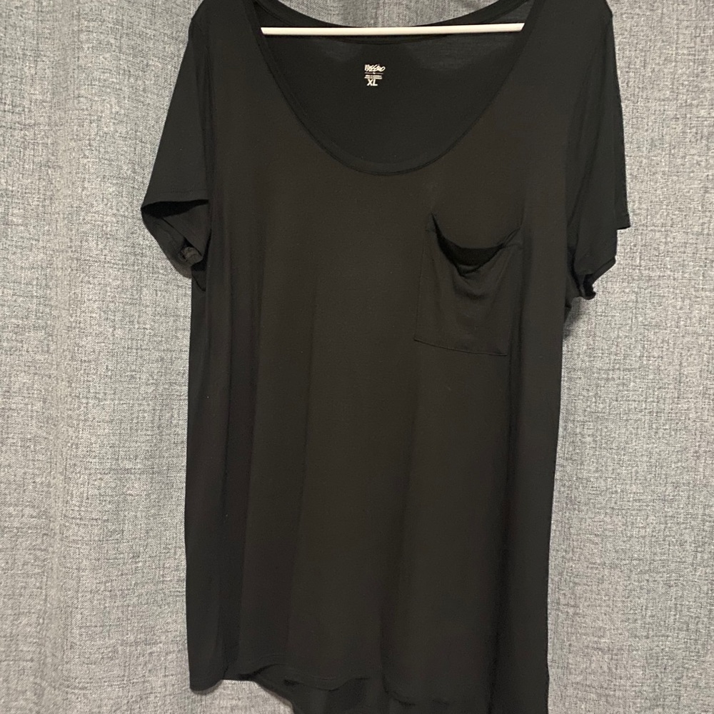 Black pocket tee